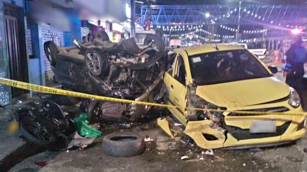[VIDEO] ¡Qué tragedia! La madrugada de este 24 de diciembre cinco vehículos chocaron en Bello, un hombre murió