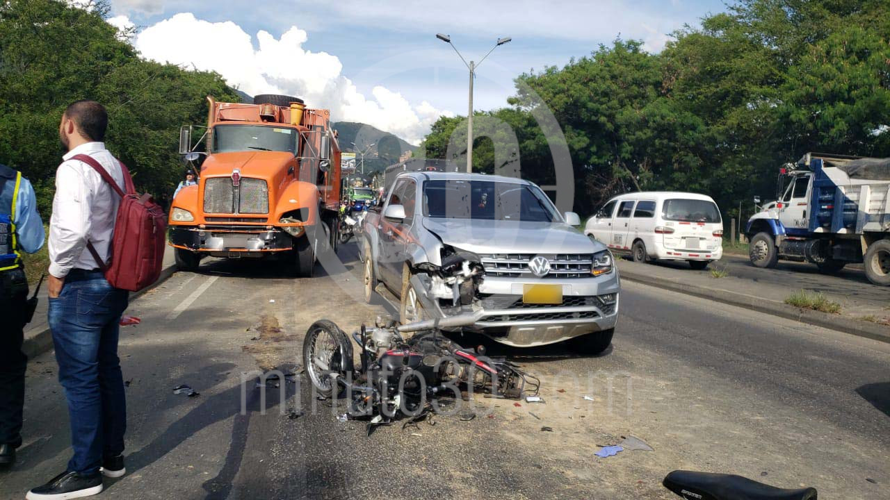 Qué totazo se dieron varios vehículos en Bello