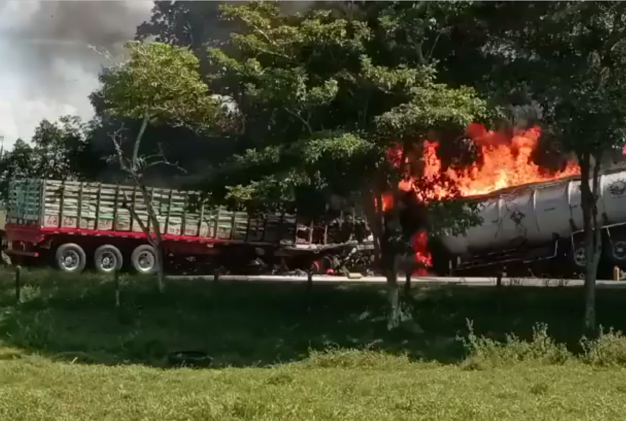 [video] Camión cargado de combustible se incendia al chocar contra tractomula en Puerto Berrio
