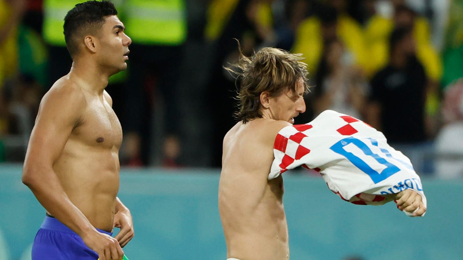 Modric y Casemiro intercambian la camiseta en el descanso