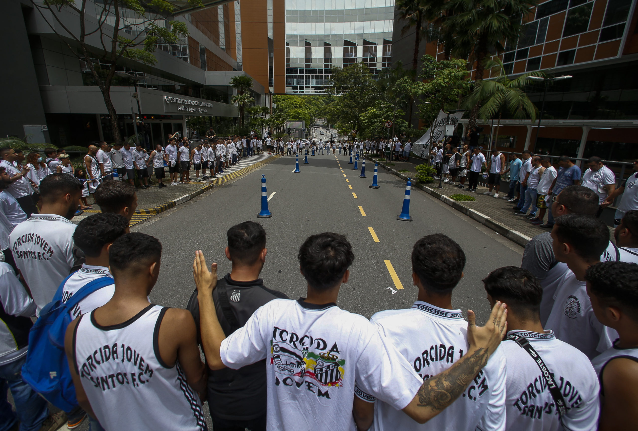 Cientos de hinchas del Santos se reunieron este domingo en frente del hospital Albert Einstein, donde permanece hospitalizado el ídolo brasileño y mundial, para rezar juntos por su pronta recuperación y hacerle sentir que cuenta con muchos y que le dan aliento. "Somos una fuerza espiritual para ver si, en este momento tan difícil que el "Rey" está pasando, puede levantarse. Esta batalla es de las más duras que está librando en su vida", dijo admirador de Pelé Los aficionados del Santos y de Pelé también han permanecido varios minutos en silencio en la puerta de la clínica en el barrio paulista Morumbi, con una bandera con el rostro de cuando Pelé era joven. Cerca del mediodía, los admiradores de Pelé formaron un círculo y se sujetaron de las manos para rezar un Padre Nuestro. Es importante recordar que La clínica informó el sábado en su último reporte médico que 'O Rei' permanece "estable" y que estaba respondiendo bien a la infección respiratoria detectada.