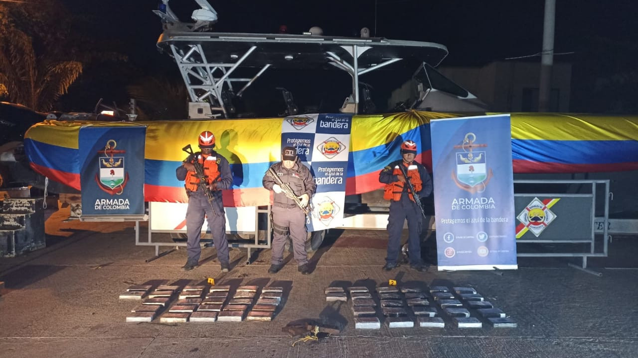 Con buzos de la Armada, detectaron cocaína en una embarcación en Santa Marta