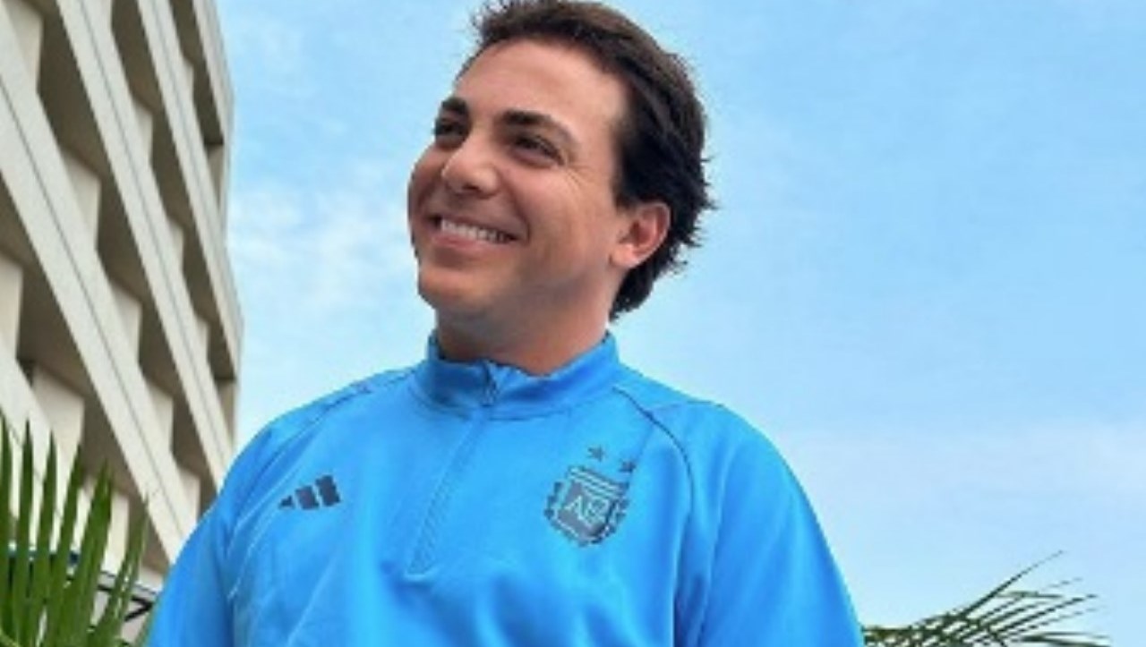 Igualito a un Ken, drástico cambio de look de Cristian Castro