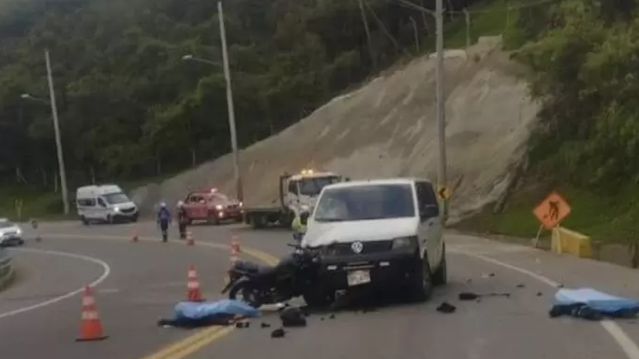 Dos hombres en moto perdieron la vida al chocar con busetica, en vía La Calera, Bogotá