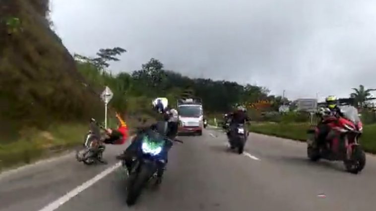 El motociclista adelanto por la derecha y se llevo por delante al ciclista