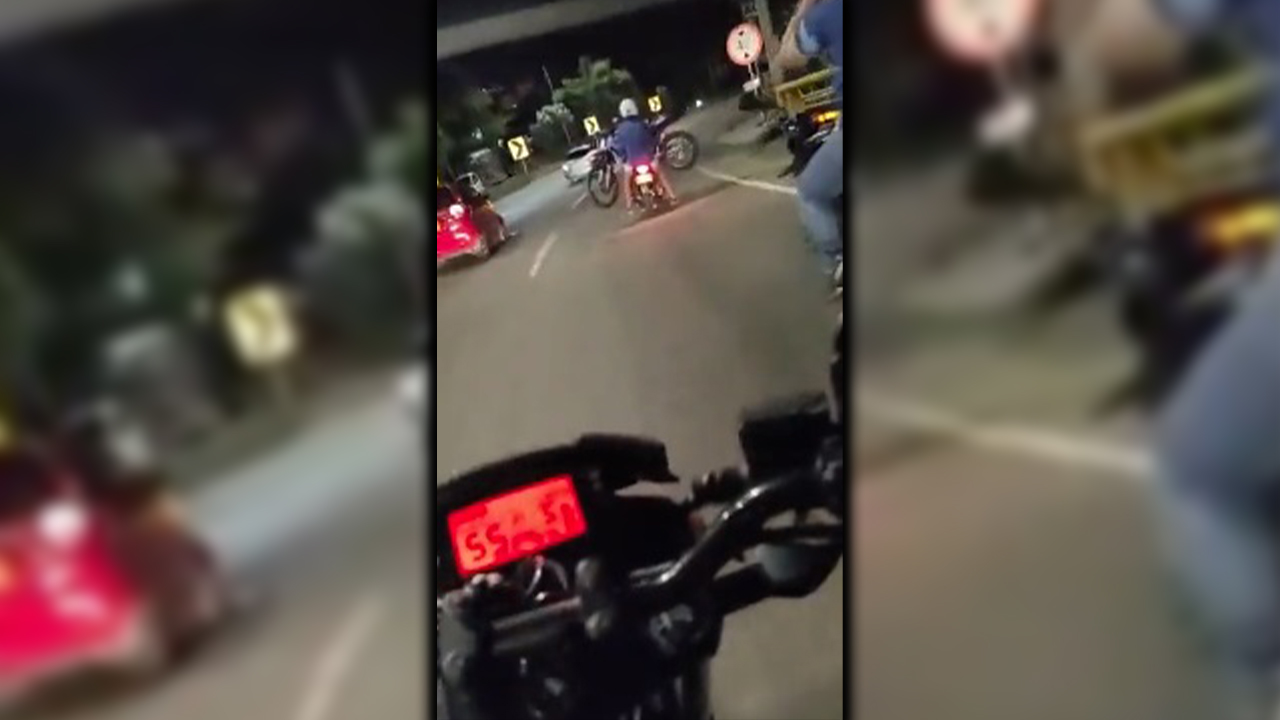 En plena autopista transportaban dos motos en una en Bucaramanga