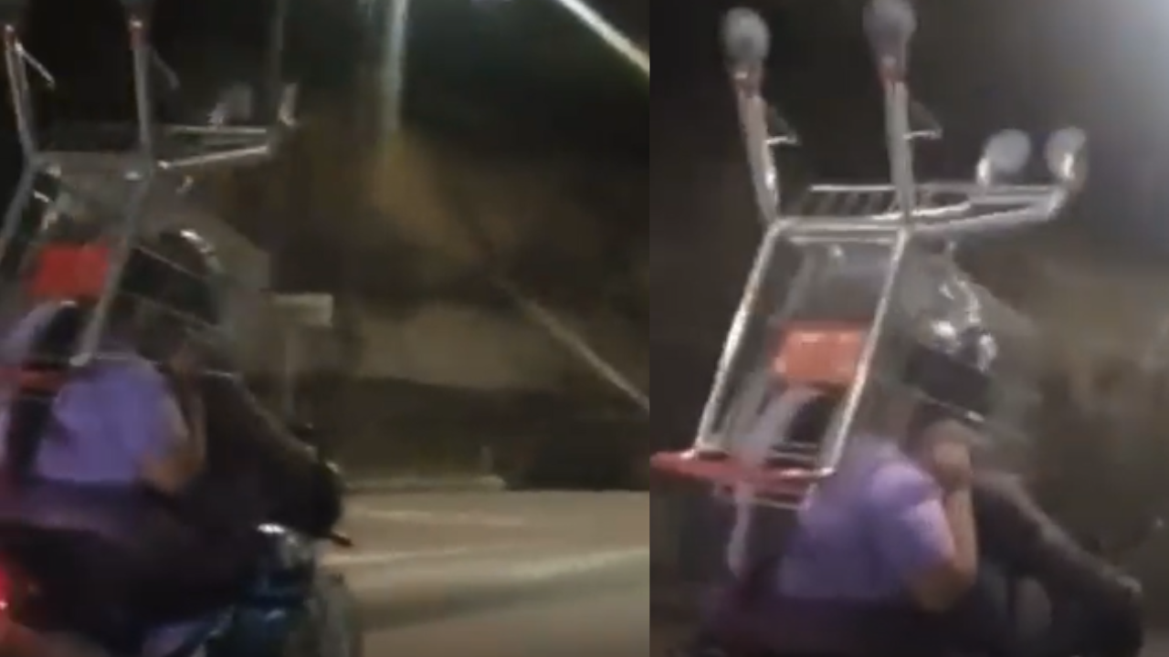En vez de casco, llevaba un carro de supermercado en la cabeza