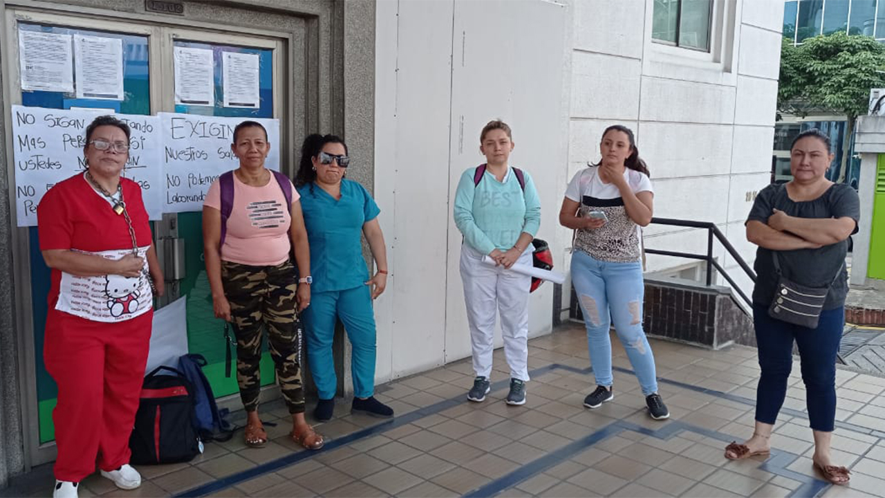 “Qué tristeza que esta empresa tenga mi mujer hace 5 meses sin sueldo”: esposo relató el sufrimiento de la enfermera 3 Enfermeras se encadenan por falta de pago 2