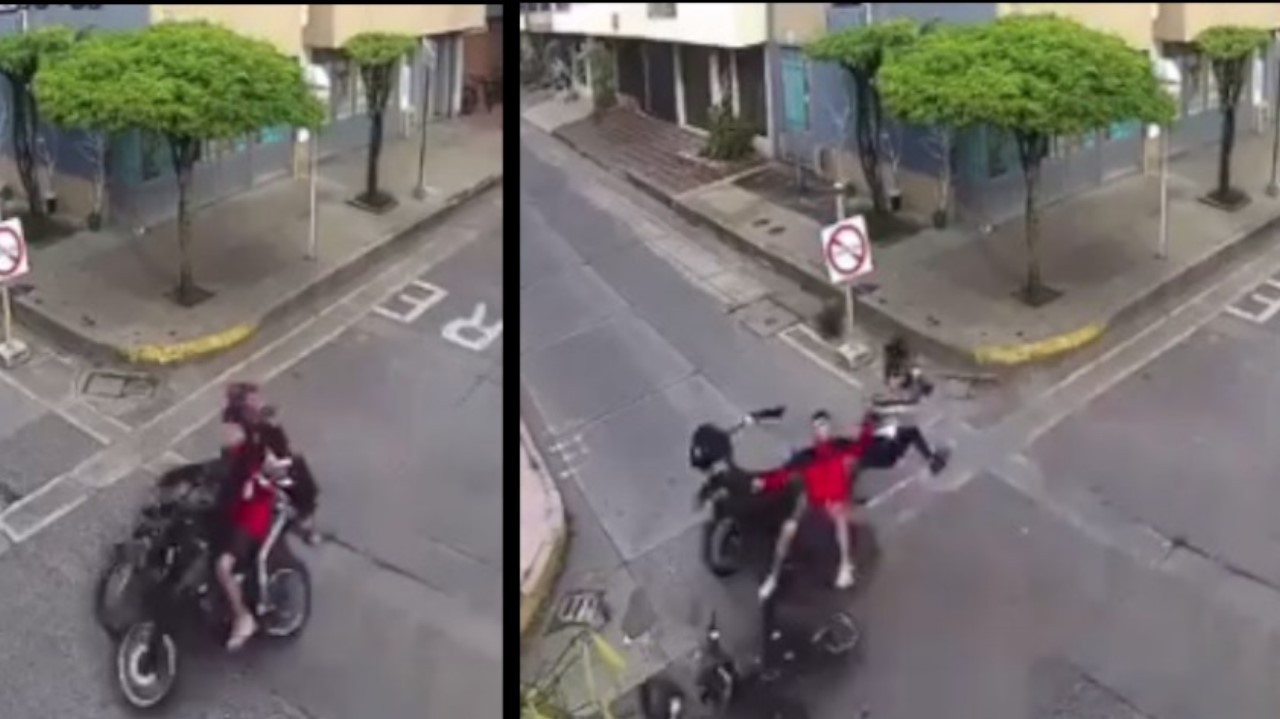 Fuerte choque entre dos motociclistas salieron volando