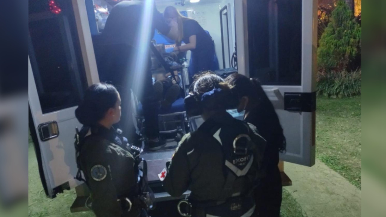 [VIDEO] Un hombre que se estaba desangrando fue auxiliado y llevado a un hospital en helicóptero