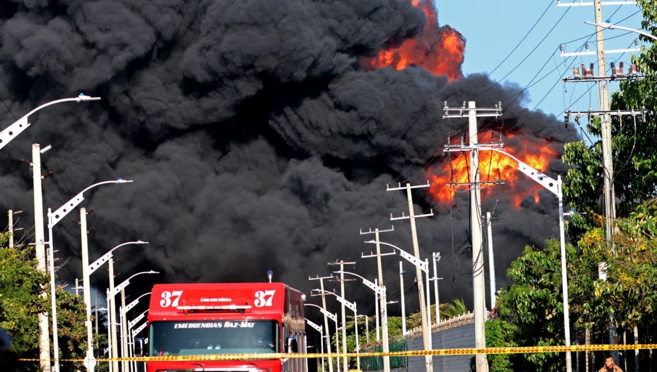 Incendio en deposito de combustible de Barranquilla provoca derrame en el rio1 1