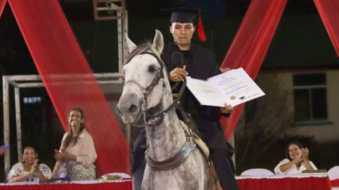 Joven que iba a la escuela en su caballo recibió su diploma de grados sobre él
