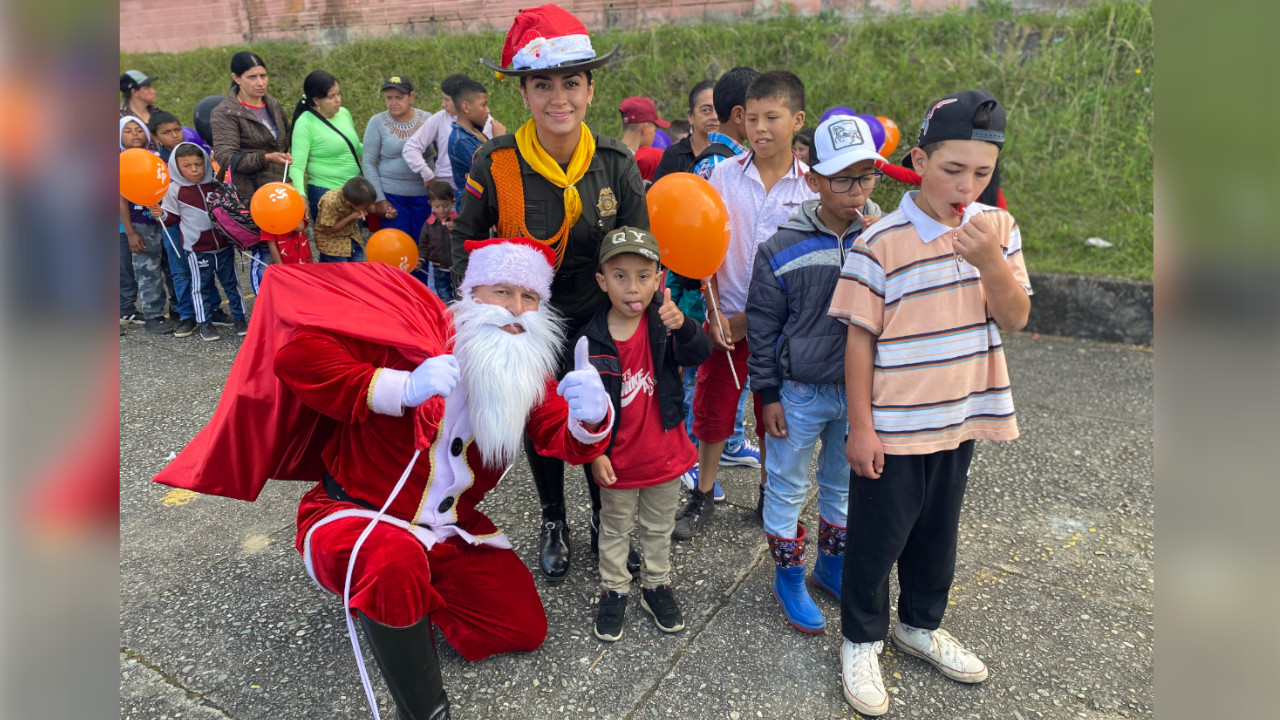 La Policía le está alegrando la navidad a niños en el Valle de Aburrá