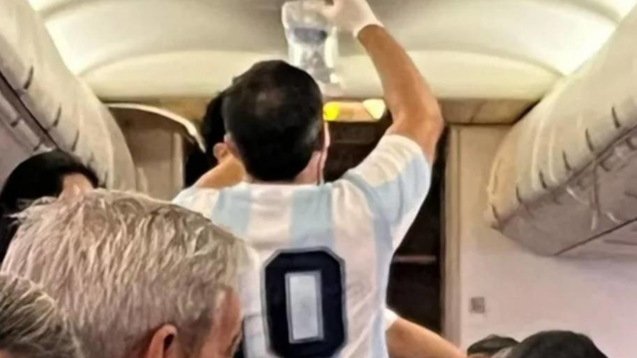 Médico argentino se puso la 10 en un vuelo y salvó la vida de pasajero