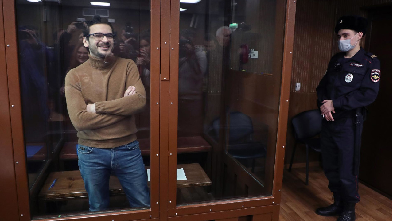 El líder de la oposición rusa, el exdiputado municipal de Moscú Ilya Yashin, antes de una audiencia en el tribunal de distrito de Meshchansky en Moscú el pasado 30 de noviembre de 2022. EFE/EPA/MAXIM SHIPENKOV