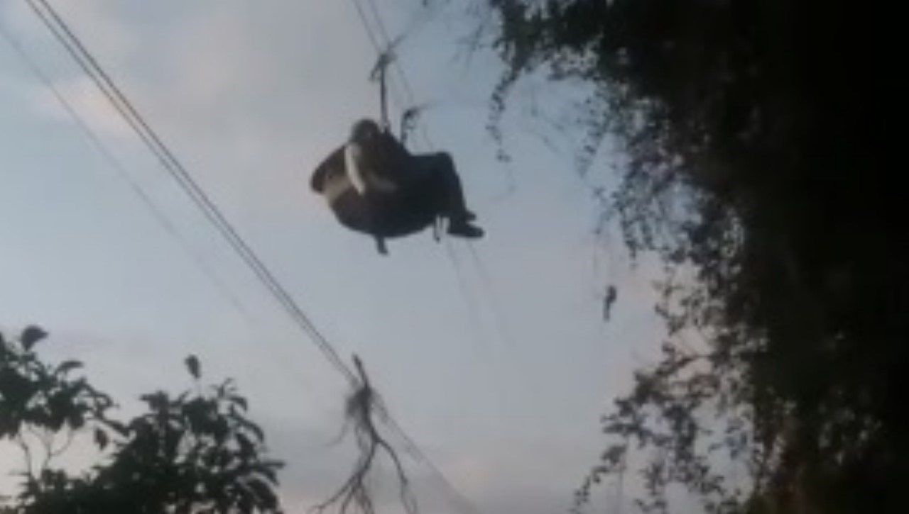 Parapentista sufrio accidente y quedo colgada en linea electrica