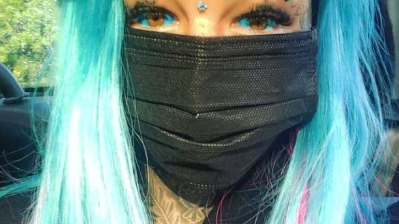 Se tatuó los ojos por seguir los pasos de influencer y se está quedando ciega