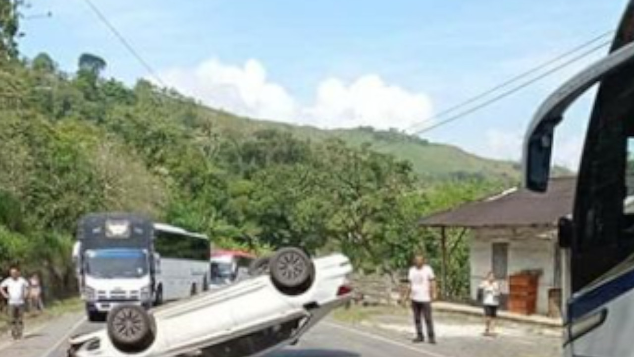 Tenga mucha precaución: vehículo se volcó en la vía Medellín - costa Atlántica