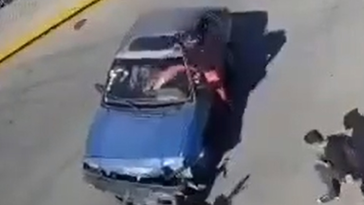 Con patada karateca reaccionó motociclista contra conductor de carro
