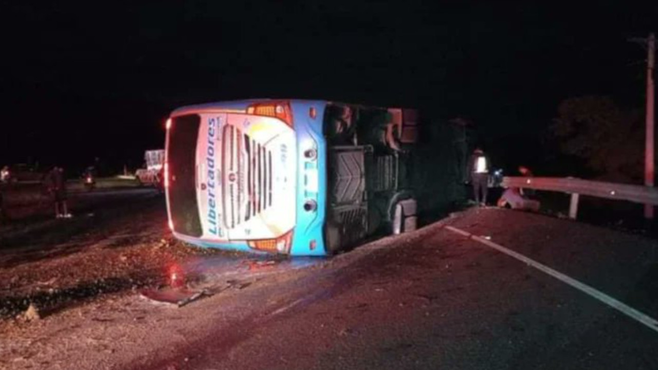 Tres personas murieron, se volcó el bus en el que habían salido de Bogotá para Yopal