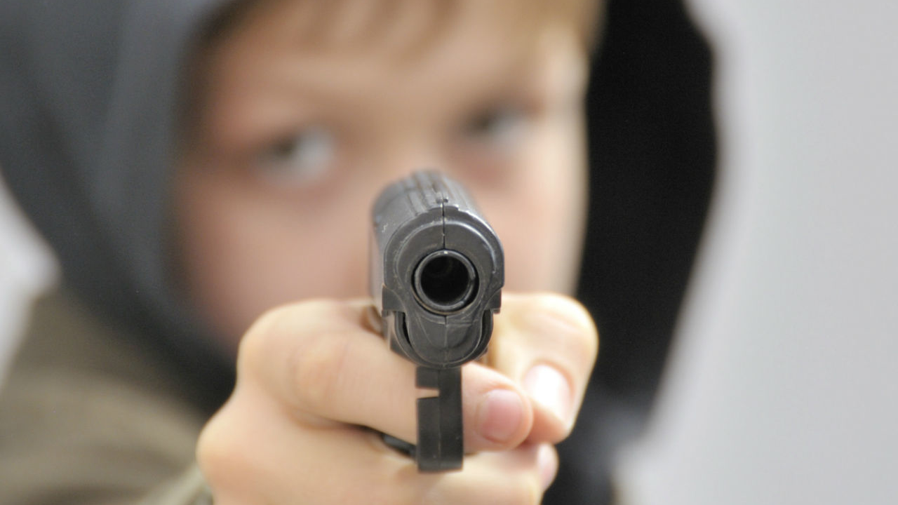 Un niño de 10 años mató a su mamá porque lo despertó media hora antes