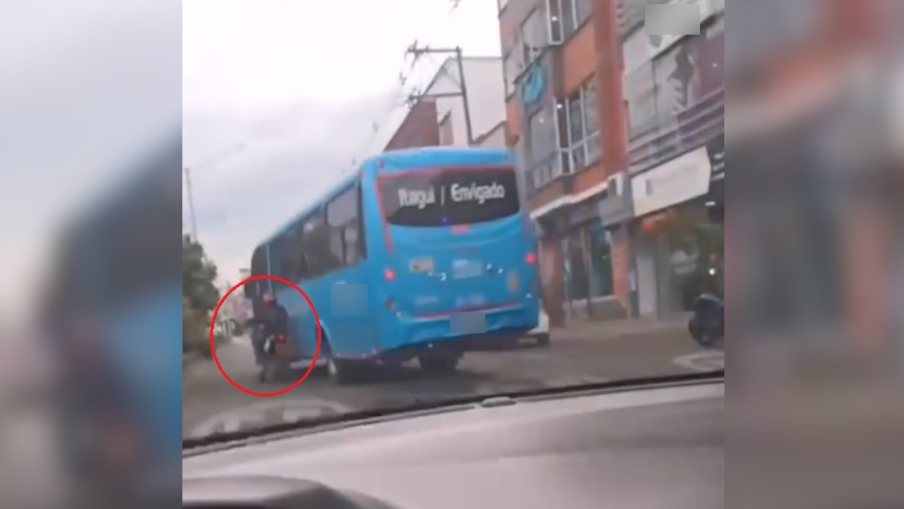 [VIDEO] ¡Qué bestias! Grabaron guerra de buseros en Envigado