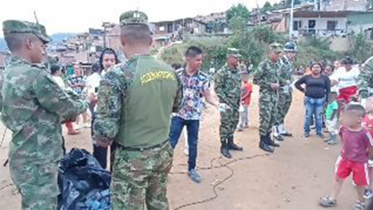 [VIDEO] Soldados les llevaron regalitos de Navidad a niños en Bello