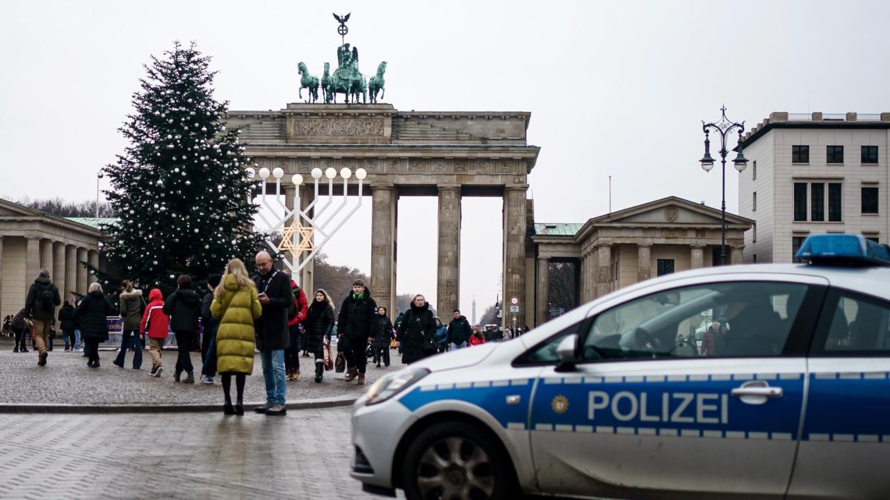 Activistas climáticos desmochan el árbol de Navidad de la Puerta de Brandeburgo