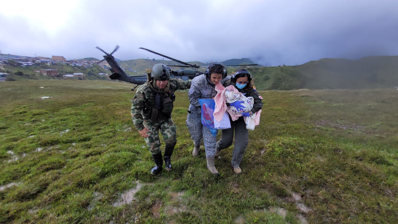[FOTOS] A la bebé que nació en un helicoptero en Antioquia le pudieron el mismo nombre de la aeronave