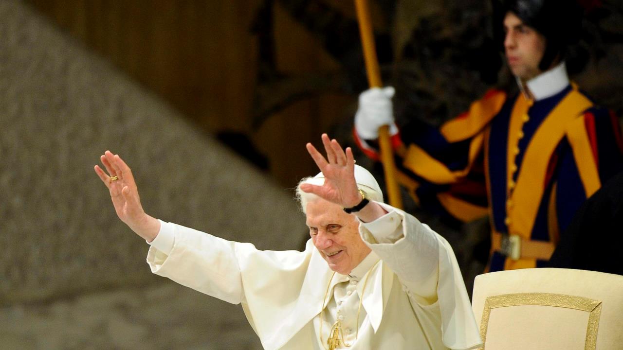 Benedicto XVI, el papa teólogo que no consiguió vencer a los cuervos