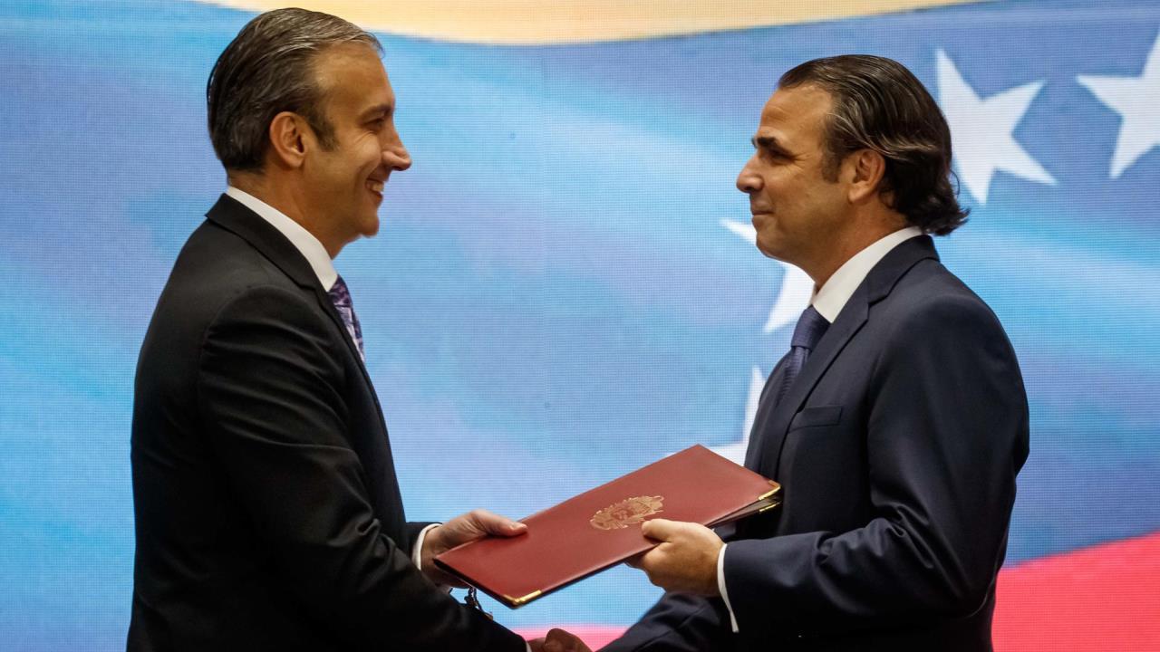 Venezuela y Chevron firman contratos para continuar la producción petrolera