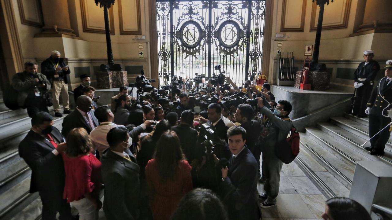 Congresistas denuncian un golpe de Estado del presidente Castillo en Perú