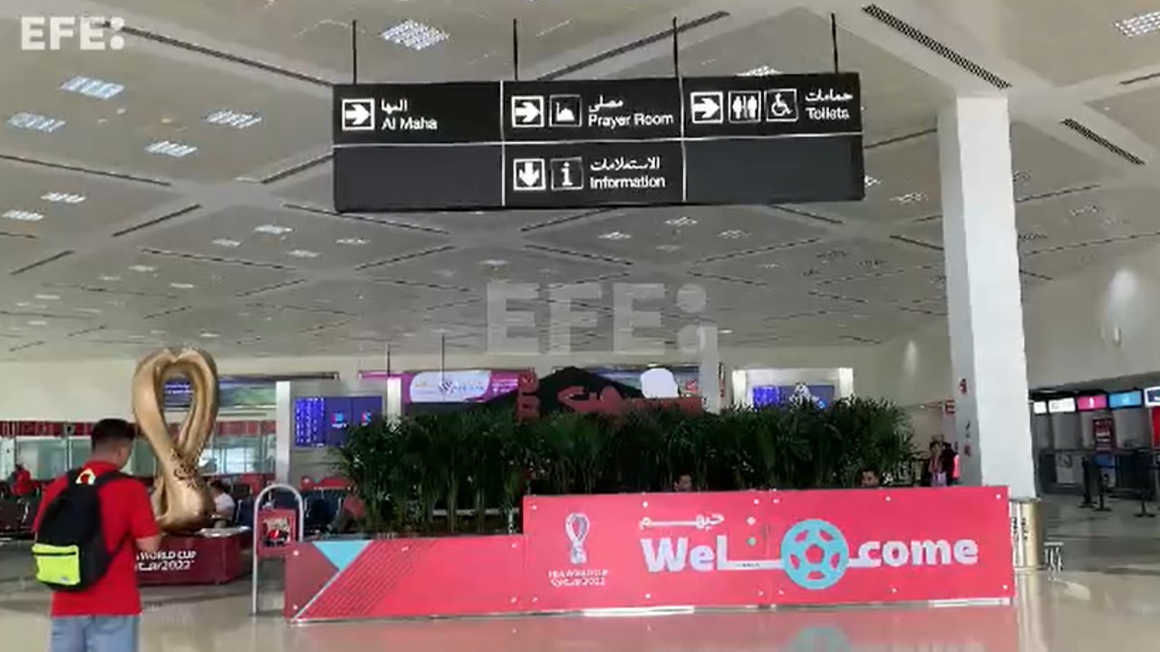 VIDEO: ¡Por tierra o por aire! Aficionados pasan el día en Catar pero duermen en las afueras