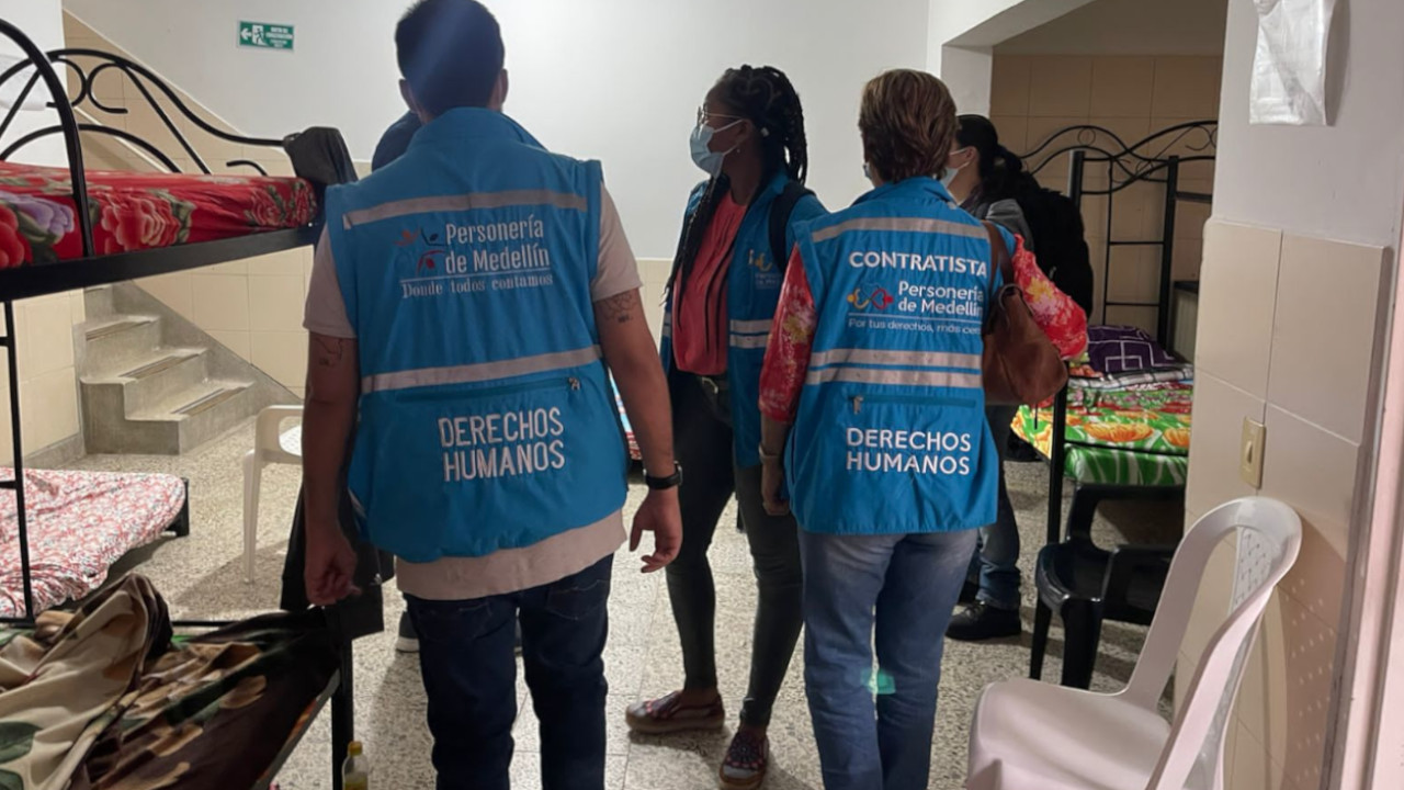 [VIDEO] Turistas de Estados Unidos, Argentina y Brasil están como habitantes de calle en Medellín