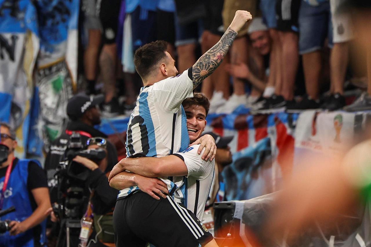 julian alvarez celebra con messi