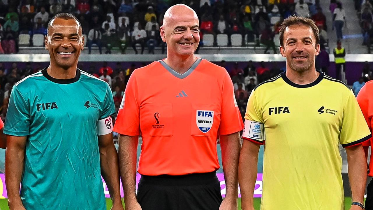 EN FOTOS: ¡Infantino, arbitro del mundial! “Partidazo” entre empleados y leyendas de la FIFA