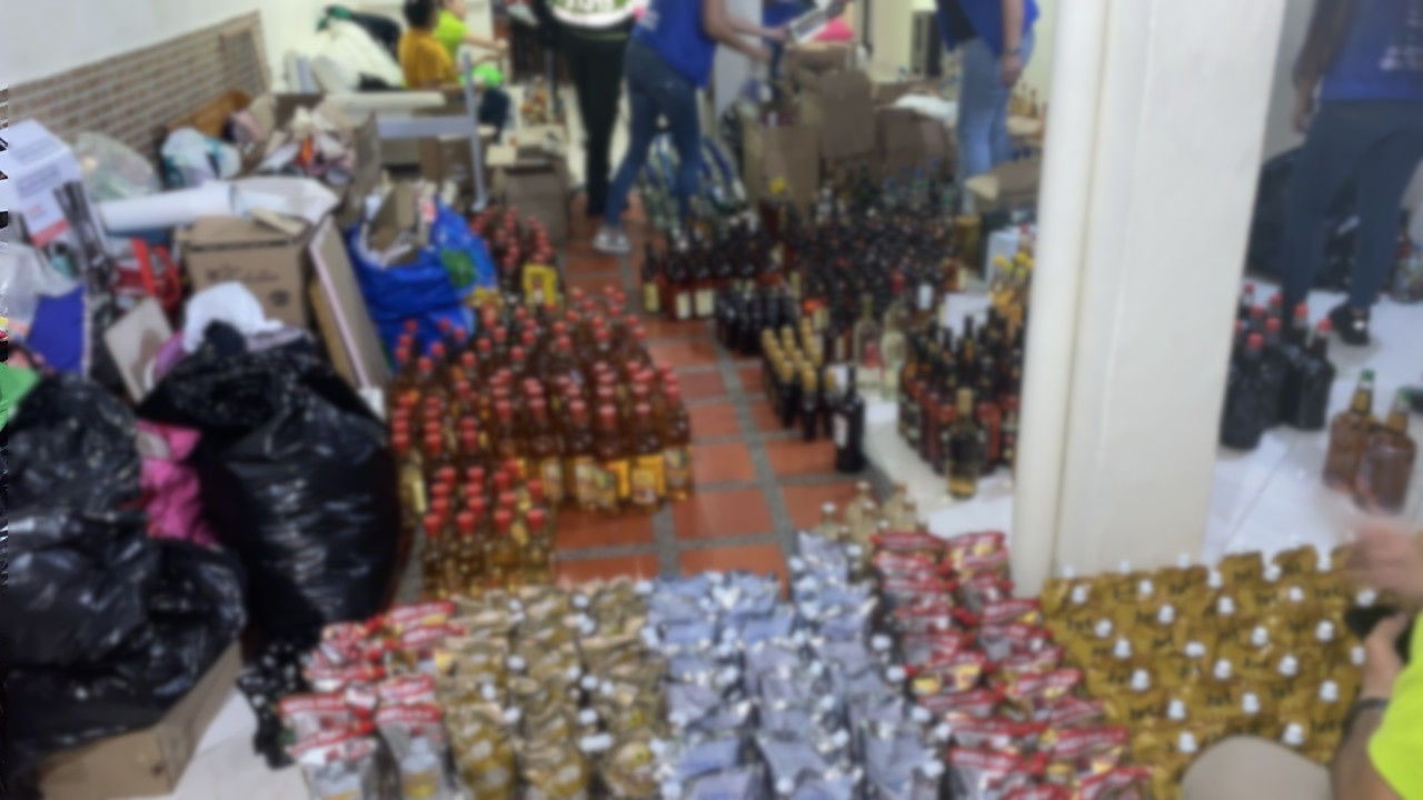 [VIDEO] En varios negocios de Bello encontraron 708 botellas de licor falsificado