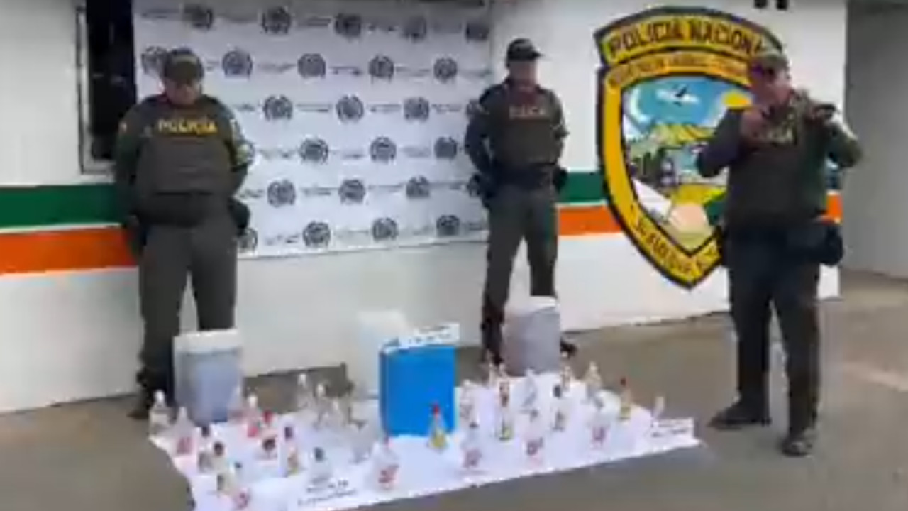 [VIDEO] ¡Tenga cuidado! Incautaron en las vías de Antioquia cinco galones de licor adulterado