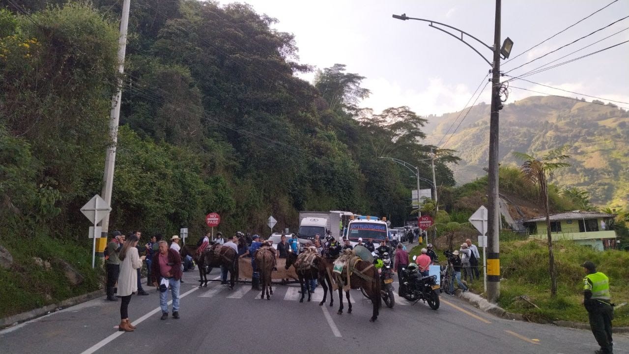 Reportan cierre en la vía que conduce al túnel de occidente Minuto30