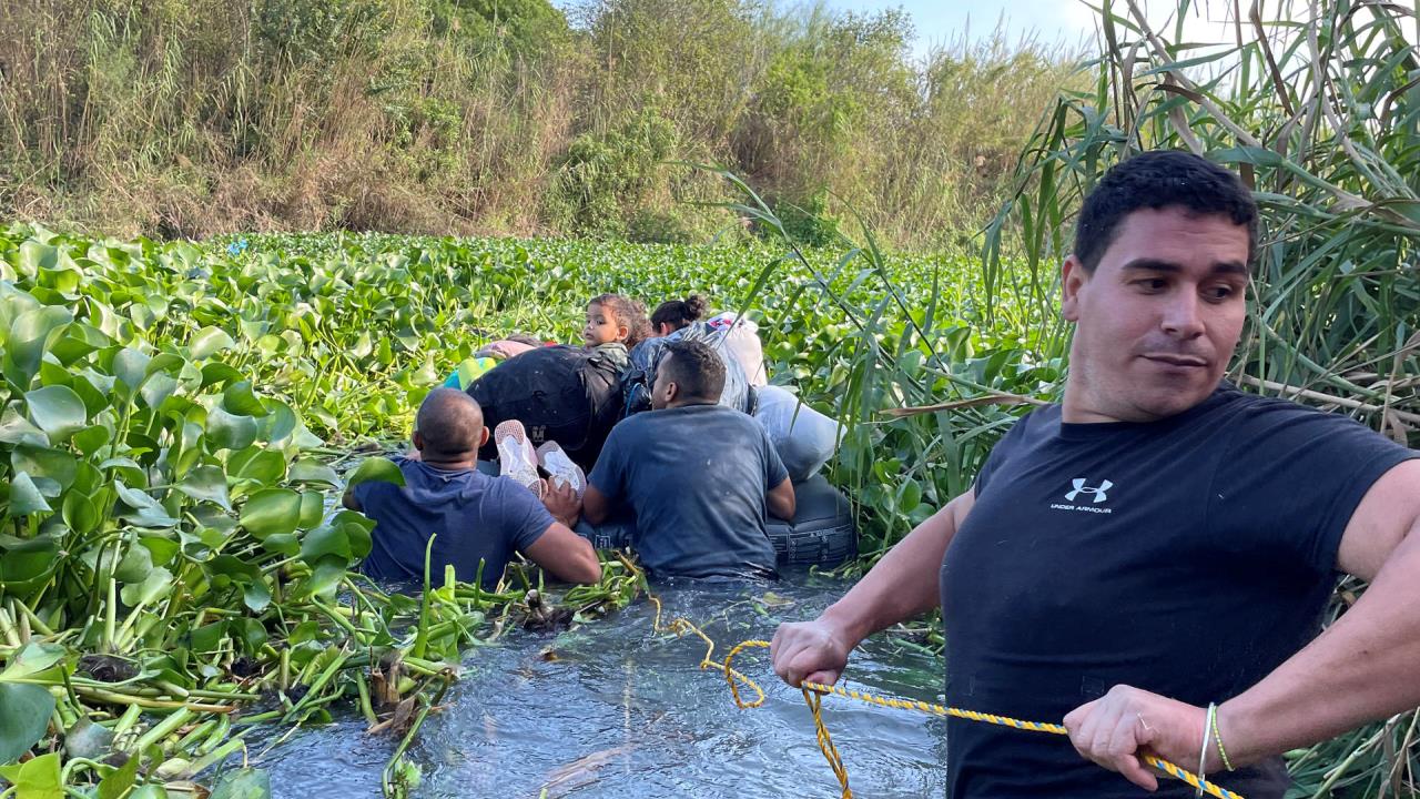Migrantes en México se lanzan al río Bravo para llegar a los Estados Unidos