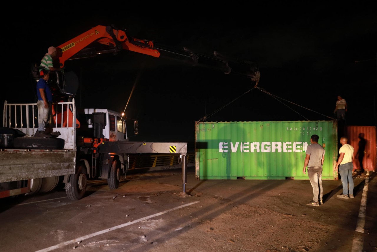 Venezuela retira contenedores del puente de Tienditas en los límites con Colombia 3 puente de Tienditas en los limites con Colombia con Venezuela 2
