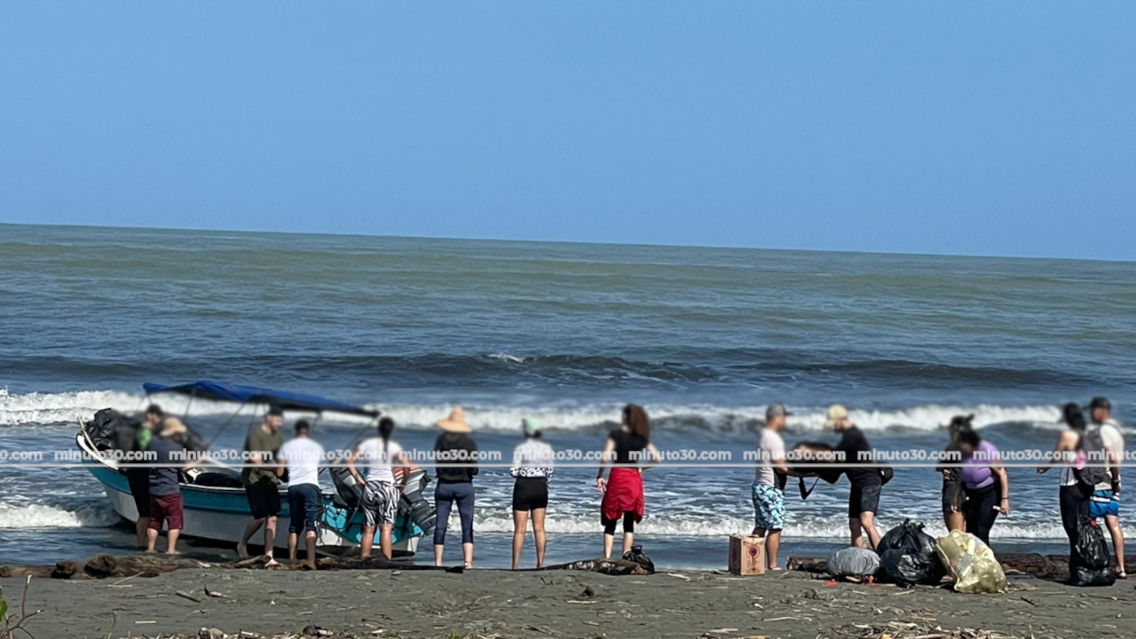 Isleños aplauden que paisas llegaron como turistas y recogieron su propia basura