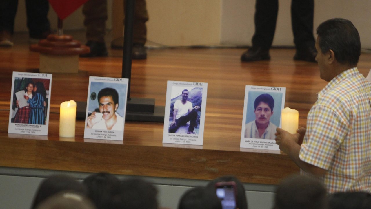 victimas de grupos paramilitares en Colombia