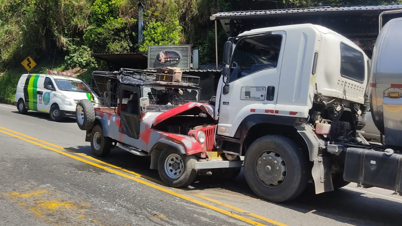 Choque entre dos carros deja un herido en la vía Manizales - Chinchiná