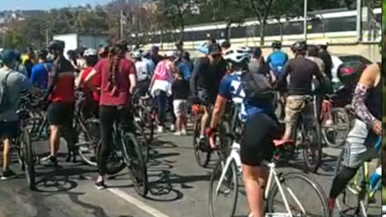 [VIDEO] Motociclista aparentemente borracho chocó a una mujer en la ciclovía