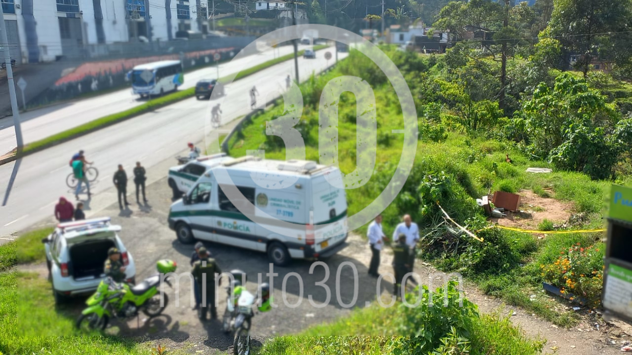 [FOTOS] Un hombre que salió a pasear a sus perritos se encontró con un muerto en la variante a Caldas