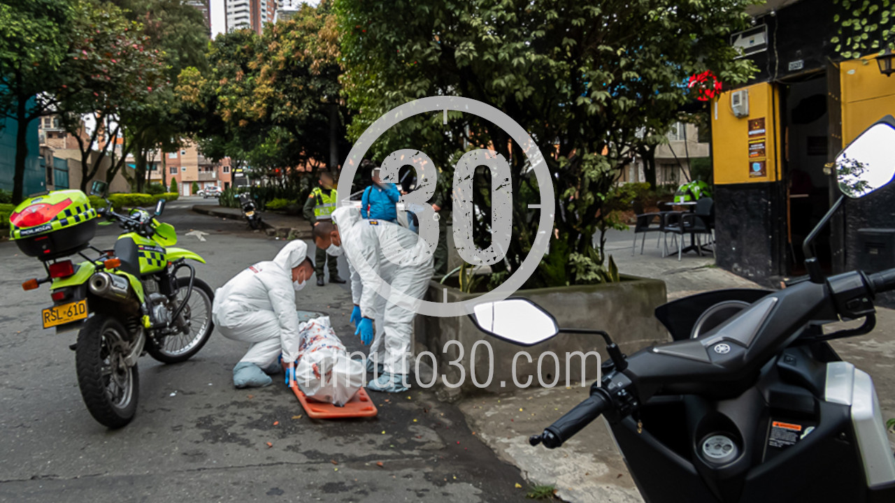 Hallaron el cuerpo de un adulto mayor en una jardinera de Bello