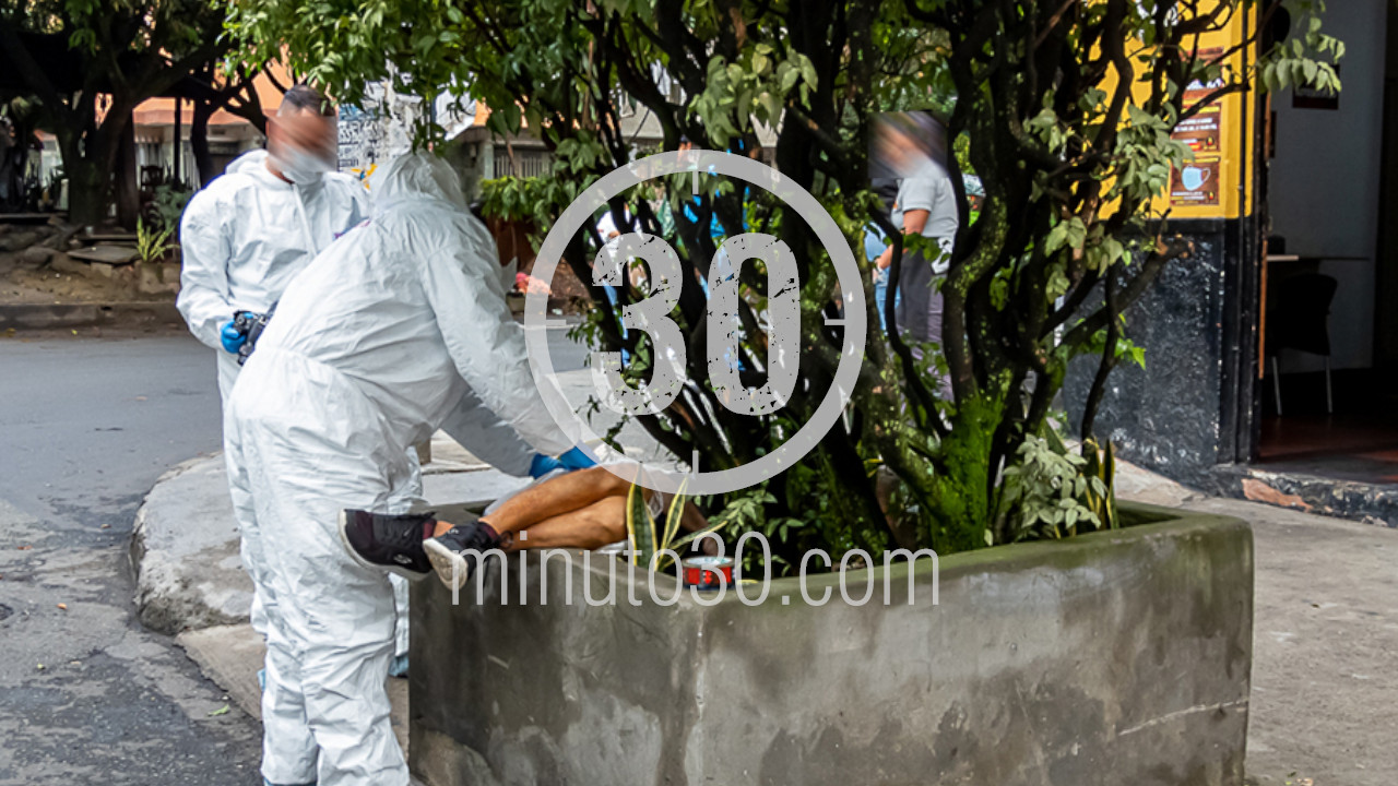 Hallaron el cuerpo de un adulto mayor en una jardinera de Bello
