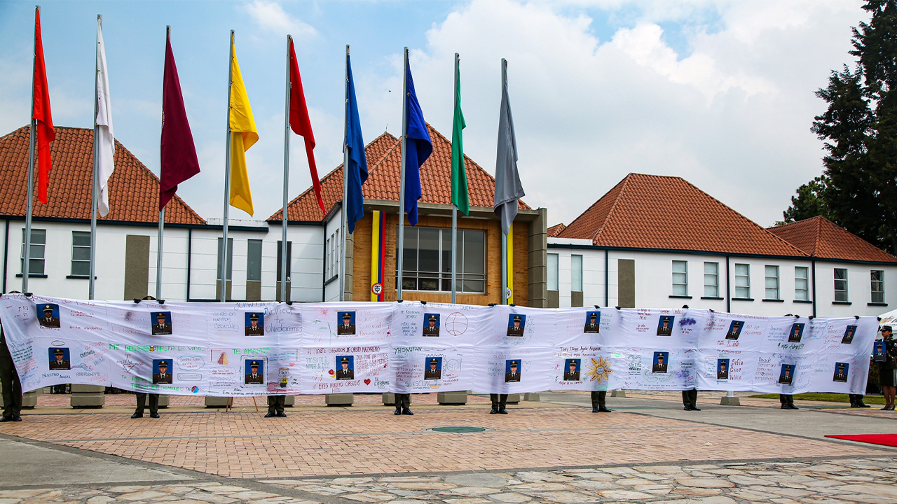 Cuatro años del atentado del ELN a la Escuela de Cadetes General Santander 4 9 Homenaje a 22 cadetes asesinados en atentado ELN