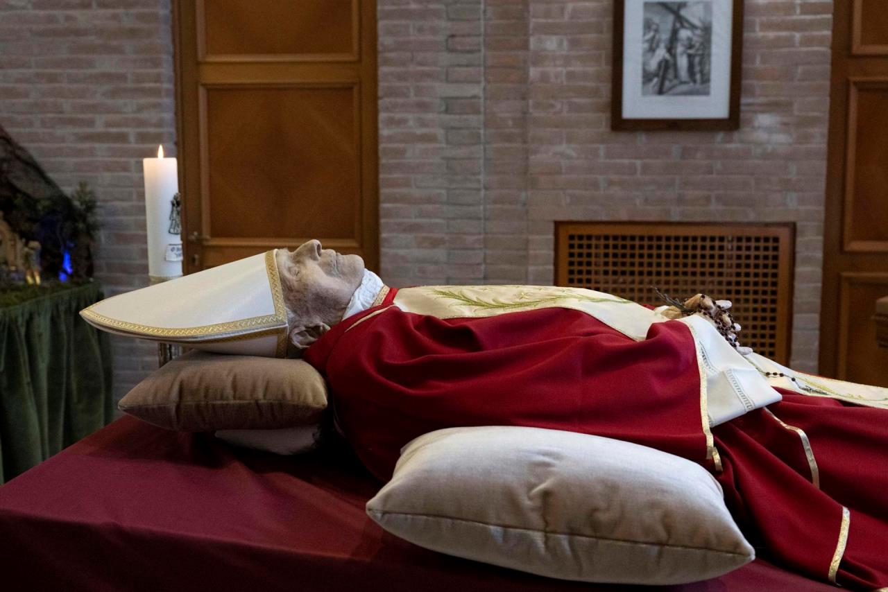 Benedicto XVI, con casulla pontificia y sin palio en primeras fotografías